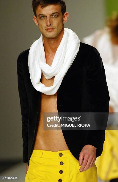 Model presents a Autumn/Winter 06-07 desgin by Portuguese designer Osvaldo Martins during the Portugal Fashion show in Porto, northern Portugal, 25...