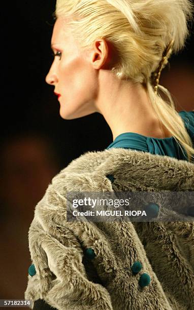 Model presents an Autumn/Winter 06-07 outfit by Portuguese designer Osvaldo Martins during the Portugal Fashion in Porto, northern Portugal, 25 March...