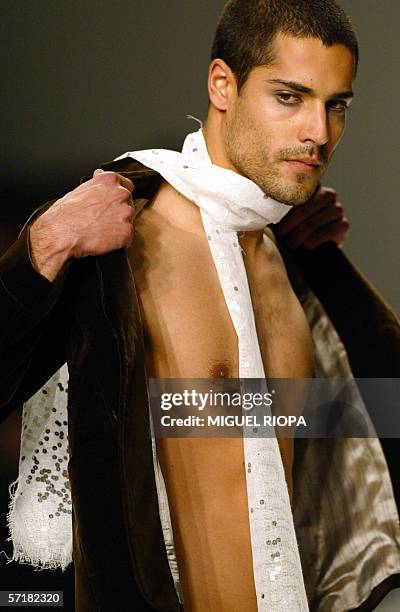 Model presents an Autumn/Winter 06-07 outfit by Portuguese designer Osvaldo Martins during the Portugal Fashion show in Porto, northern Portugal, 25...