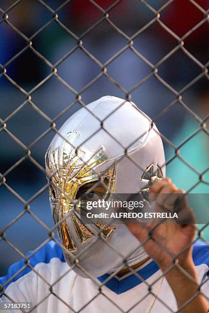 Un hincha de Cruz Azul lleva una mascara del luchador "Mistico" cuando observa el encuentro entre Cruz Azul y Necaxa, en partido de la fecha 12 del...