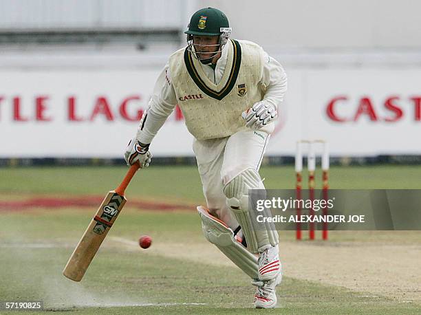 South African batsman captain Graeme Smith runs to safety during his team second ininngs, 27 March 2006 on the fourth day of the 2nd 5day Test match...