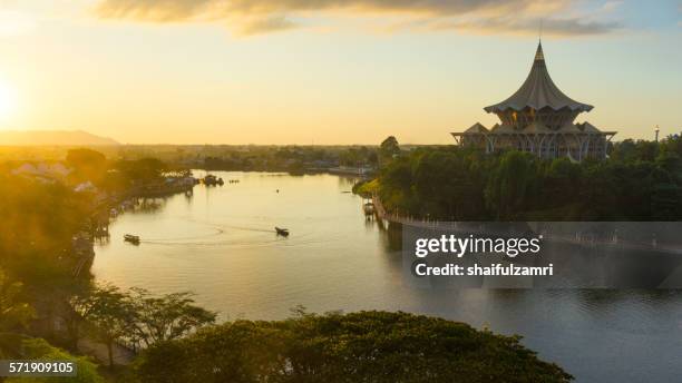 sarawak river in kuching - borneo - fotografias e filmes do acervo