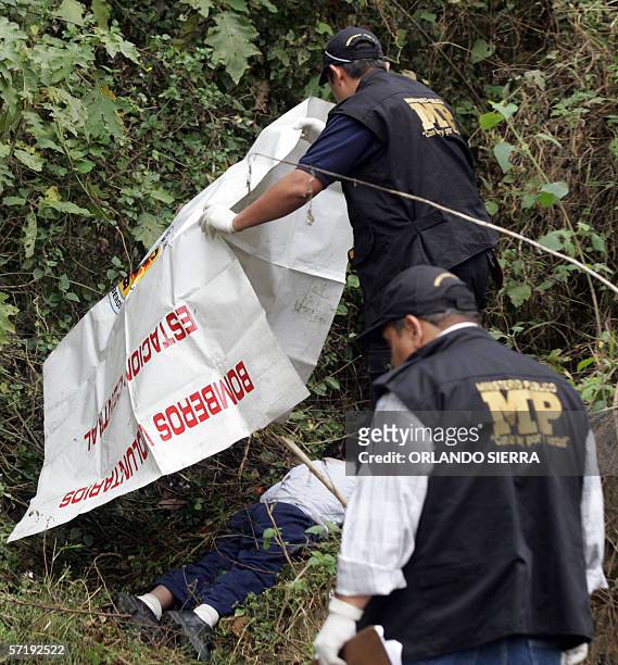 Un fiscal del Ministerio Publico cubre el cadaver de un estudiante de 11 anos de edad, ejecutado a balazos en la Zona 16 de Ciudad de Guatemala, el...