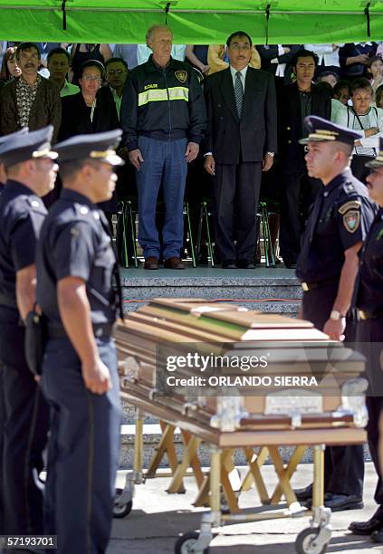 Alvaro Arzu , alcalde de Ciudad de Guatemala, participa en las honras funebres de un agente de la Policia Municipal de Transito asesinado en esta...