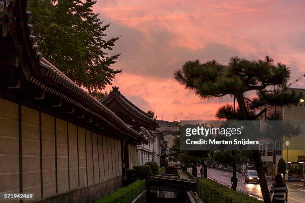sunset colors at higashi honganji temple - higashi honganji temple fotografías e imágenes de stock