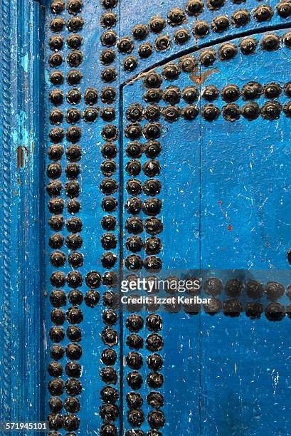 detail of a door in chefchaouen, morocco - studded stockfoto's en -beelden