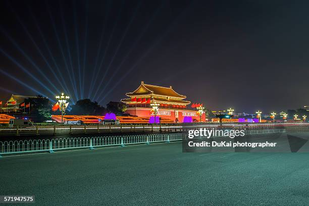 tiananmen square at night - tiananmen square stock-fotos und bilder