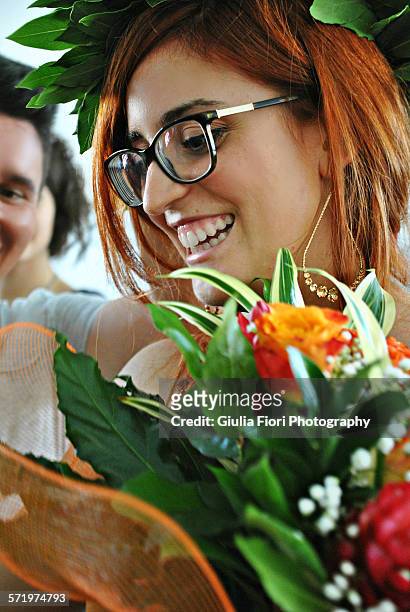 young woman graduating - bouquet fiori stock-fotos und bilder