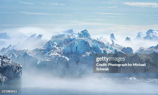 icebergs shrouded in mist, greenland - jakobshavn glacier stockfoto's en -beelden