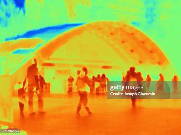 thermal photograph of commuters at canary wharf station, london, uk - wärmebild stock-fotos und bilder