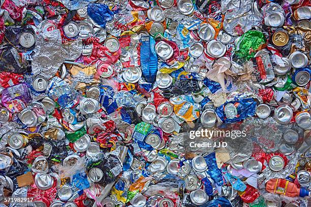 overhead view of flattened waste aluminium and plastic packaging - cannette photos et images de collection