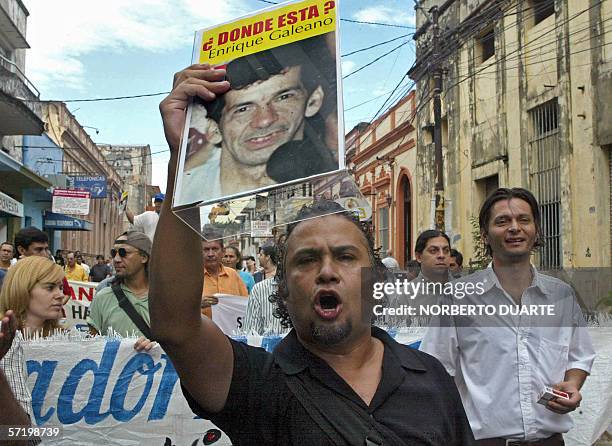 Periodistas marchan por calles de Asuncion gritando consignas contra la policia el 28 de marzo 2006, durante una protesta para exigir la...