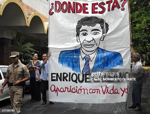 Periodistas marchan por calles de Asuncion gritando consignas contra la policia el 28 de marzo 2006, durante una protesta para exigir que se...