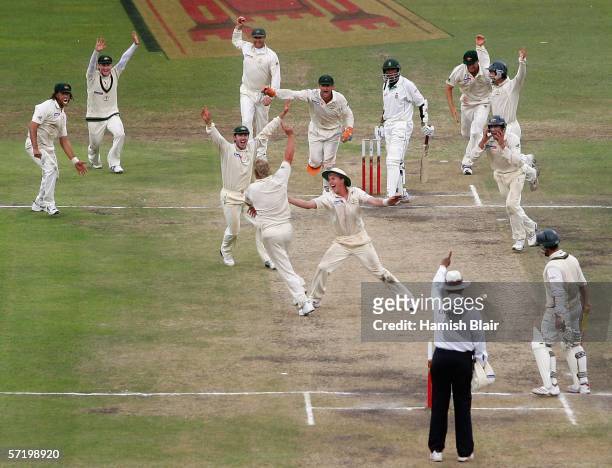 The Australian team celebrate as Shane Warne of Australia claims the final wicket of Makahaya Ntini of South Africa to win the game during day five...