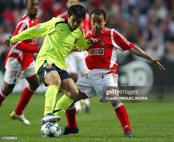 Barcelona's portuguese Anderson de Souza "Deco" vies with SL Benfica's brazilian player Leonardo Bastos "Leo" during their Champions League quarter...