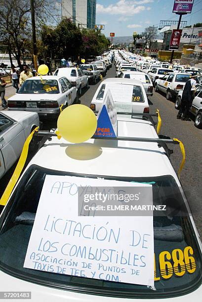 Tegucigalpa, HONDURAS: Cientos de taxistas Hondurenos permanecen apostados con sus vehiculos frente a la Casa Presidencial durante la ''Gran Marcha...