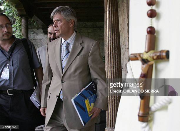 Jorge Humberto Botero, ministro de Economia de Colombia, abandona el hotel luego de firmar un acuerdo marco general de negociaciones de un Tratado de...
