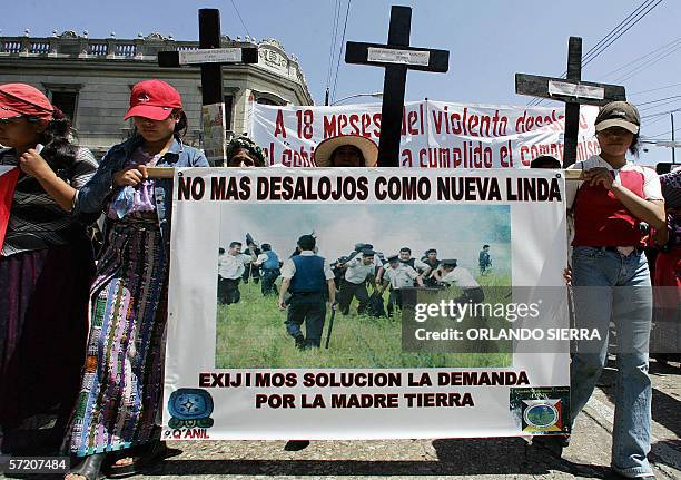 Mujeres indigenas se manifiestan frente al Palacio Nacional de la Cultura , en Ciudad de Guatemala, el 29 de marzo de 2006. Las viudas de nueve...