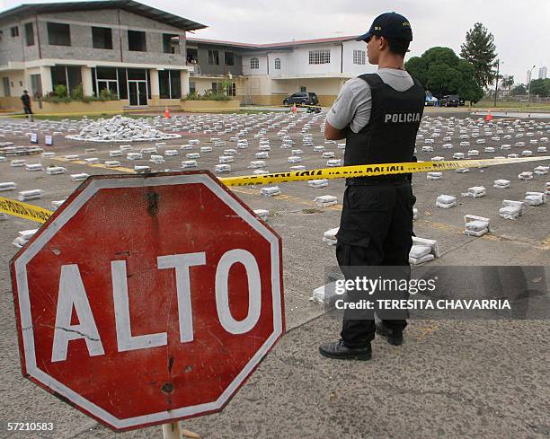 Un policia vigila paquetes con droga, el 29 de marzo de 2006, mostradas en las instalaciones de la Policia Nacional, en la Ciudad de Panama, Panama....