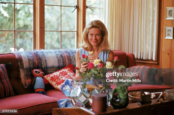 279 Actress Elizabeth Montgomery Stock Photos, High-Res Pictures, and Images - Getty Images