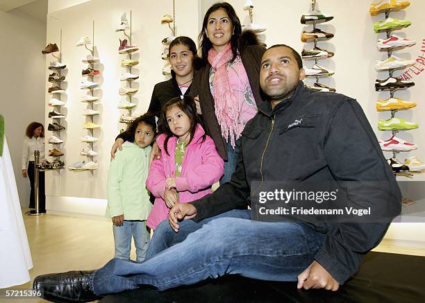 Ailton of football Bundesliga club Hamburger SV with his daughters Maria-Fernanda, Briseida, Alexandra-Rosali and his wife Rosali attends the...