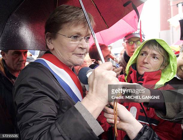 La secretaire nationale du PCF Marie-George Buffet s'adresse a la presse, le 30 mars 2006 a la Rochelle, avant de defiler dans les rues de la ville...