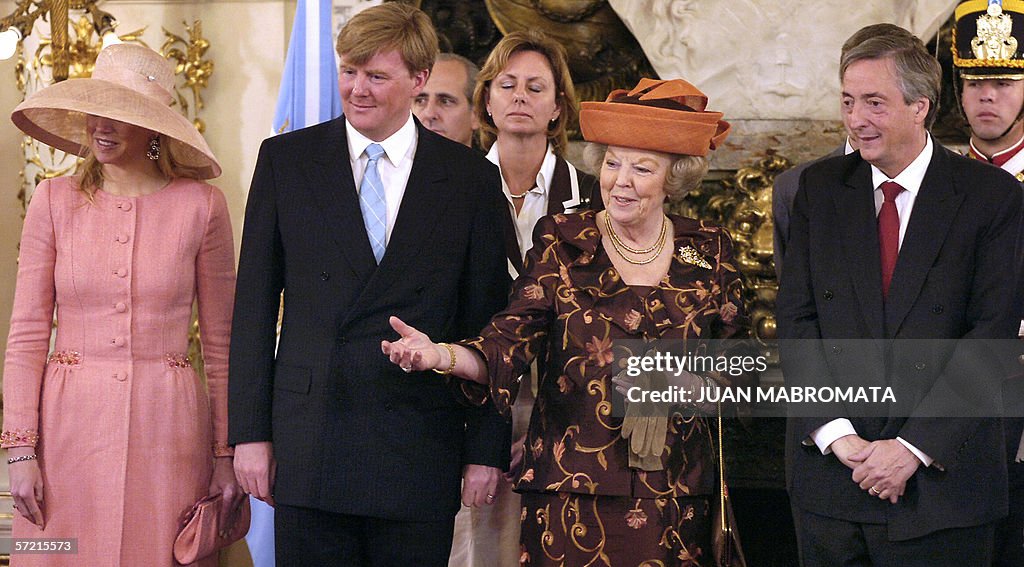 Argentine President Nestor Kirchner (R)