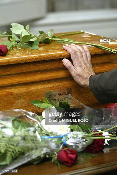 Los restos del profesor Fernando Miranda son velados el 30 de marzo de 2006 en la Universidad de la Republica en Montevideo. Fernando Miranda fue...