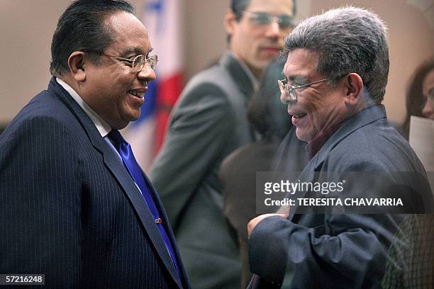 Jimmy Molina abogado nicarag?ense del ex-presidente Arnoldo Aleman conversa con Alberto Novoa procurador de Nicaragua el 30 de marzo de 2006 antes de...