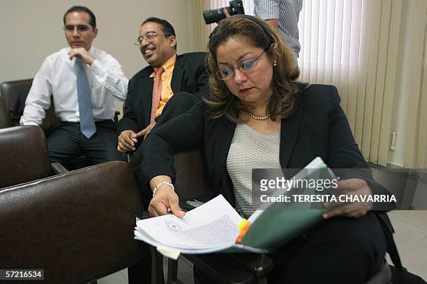 Juana Palma abogada de Byron Jerez, ex-director de Finanzas y uno de los principales colaboradores del ex-presidente Arnoldo Aleman lee un documento...