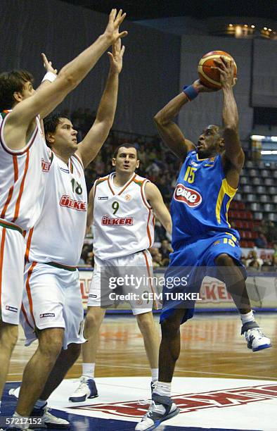 Willie Solomon of Maccabi Tel Aviv goes for a basket as Ulker`s Bekir Yarangume , Drago Psalic and Robert Gulyas try to block, 30 March 2006, during...