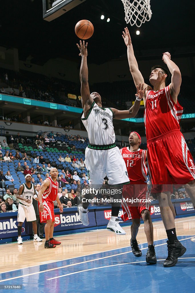 Houston Rockets Marcus Marcus Banks of the Minnesota Timberwolves shoots against Yao Ming of ...