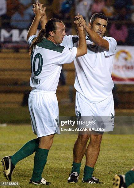 El ecuatoriano Alex Aguinaga se saluda con el argentino Beto Acosta, durante el partido de despedida del ex futbolista boliviano Marco Antonio...