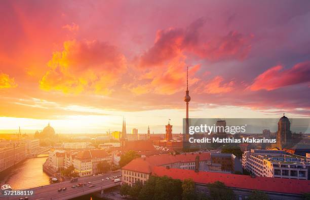 berlin skyline in a cloudy sunset - berlin panorama stock-fotos und bilder