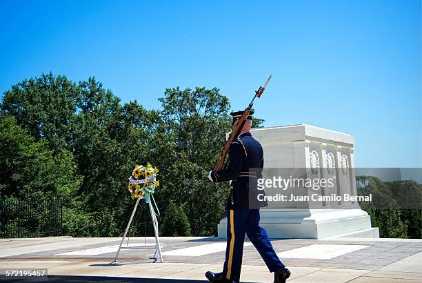 guard walking by the tomb of the unknown soldier - tomb of the unknown soldier arlington stock-fotos und bilder