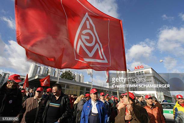 Employees of German electrical appliances maker AEG demonstrate for wage increases of five percent, 31 March 2006 in front of their company's plant...