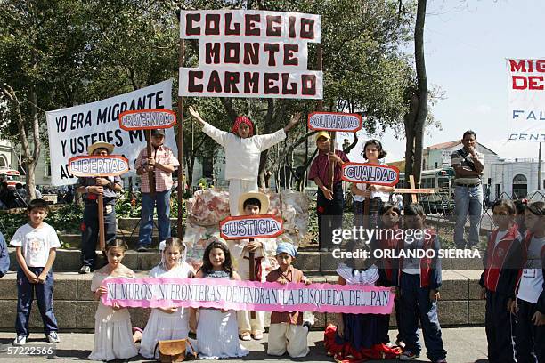 Estudiantes del colegio Monte Carmelo participan el via crucis del emigrante en Ciudad de Guatemala, el 31 de marzo de 2006. El via crucis, que...