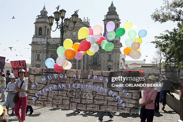 Mujeres encabezan el via crucis del emigrante en Ciudad de Guatemala, el 31 de marzo de 2006. El via crucis, que recorre el centro historico de la...