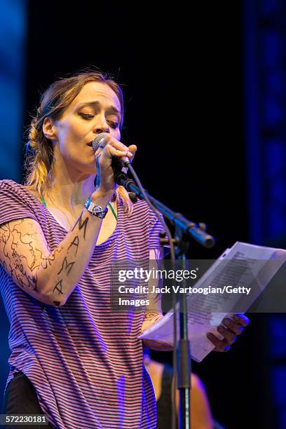 Apple Singer 3,147 Fiona (Singer) Photos & High Res Pictures - Getty Images