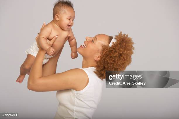 portrait of mother holding baby - boy holding picture cut out stockfoto's en -beelden