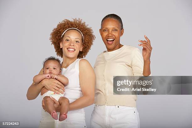 portrait of mother, daughter and granddaughter - freisteller gruppe kinder erwachsene ganzkörperansicht stock-fotos und bilder
