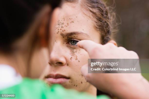 close up of two girls fighting - girl fight - fotografias e filmes do acervo