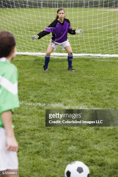 two girls playing soccer - verteidiger fußball stock-fotos und bilder