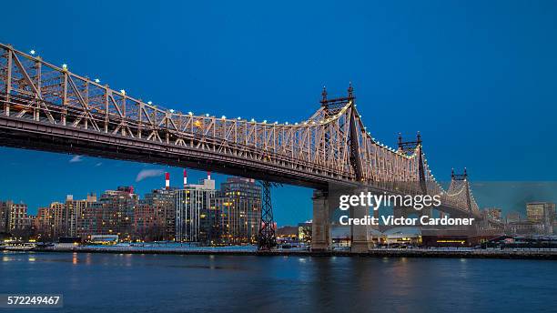 queensboro bridge - east river stock-fotos und bilder