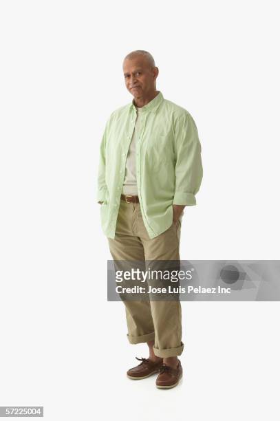 portrait of man standing with hands in pockets - homme en pied fond blanc photos et images de collection