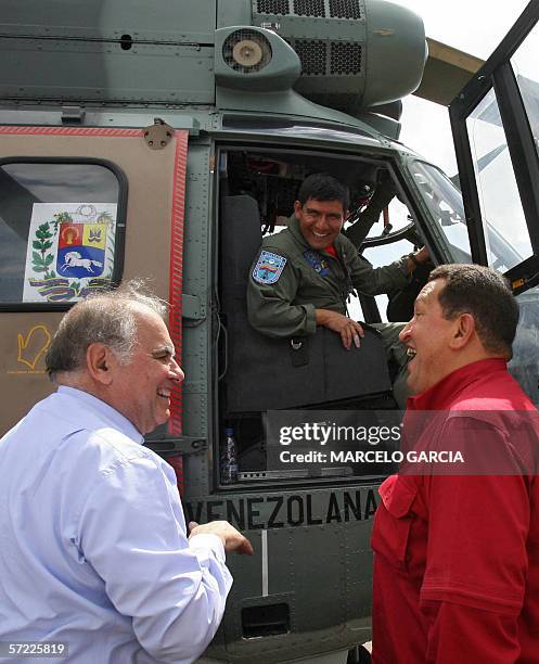 El presidente de Venezuela, Hugo Chavez , conversa con el ex presidente del BID y actual secretario general de las cumbres iberoamericanas, Enrique...