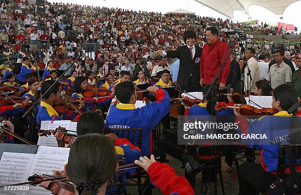 El presidente de Venezuela, Hugo Chavez , conversa con integrantes de la Orquesta Juvenil de Venezuela, antes de iniciar un acto en la region de...