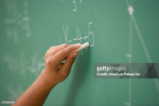 student doing mathematics on the chalkboard - mathematics - fotografias e filmes do acervo