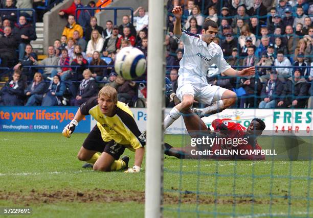 Bolton, UNITED KINGDOM: Bolton's Finnish goalkeeper Jussi Jaaskelainen fails to stop the ball shot by Manchester United's French forward Louis Saha...