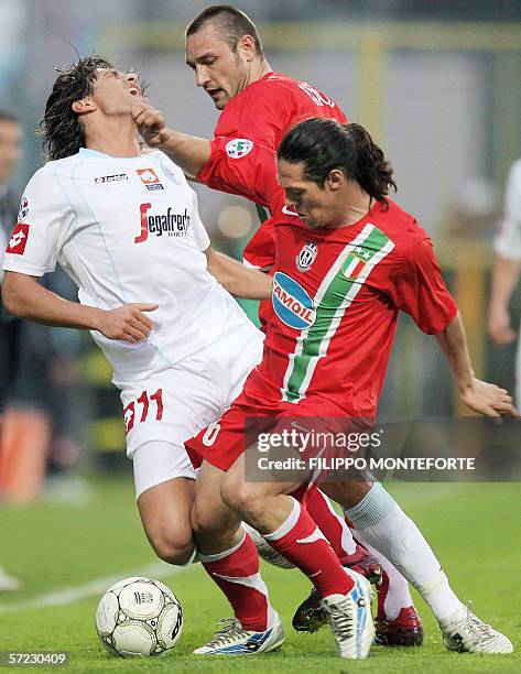 Juventus' Italian midfielder Mauro Camoranesi and Croatian defender Robert Kovac fights for the ball with Treviso's Italian forward Marco Borriello...